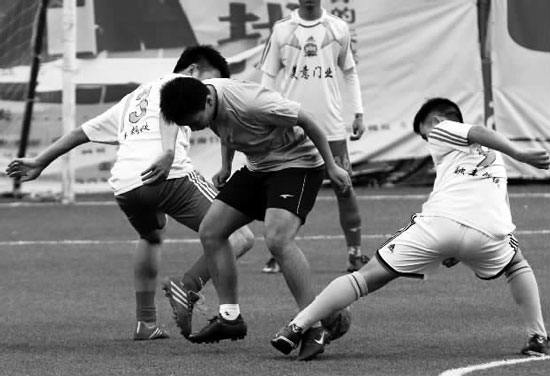 奪冠熱門球隊(duì)美意門業(yè)，上半場(chǎng)就踢出了5:0的一邊倒局面