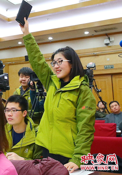 兩會記者會，樂天站起來舉手。