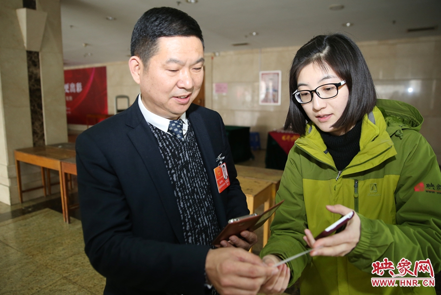 幫代表使用大象融媒映象網(wǎng)微信打印機現(xiàn)場打印照片。