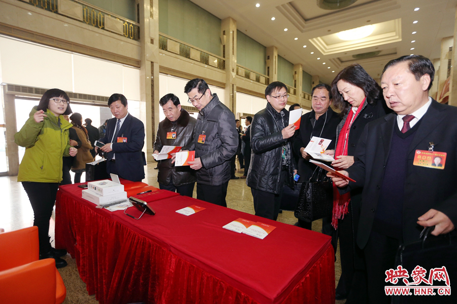 向代表、委員講解大象融媒旗下出品的新聞產(chǎn)品。