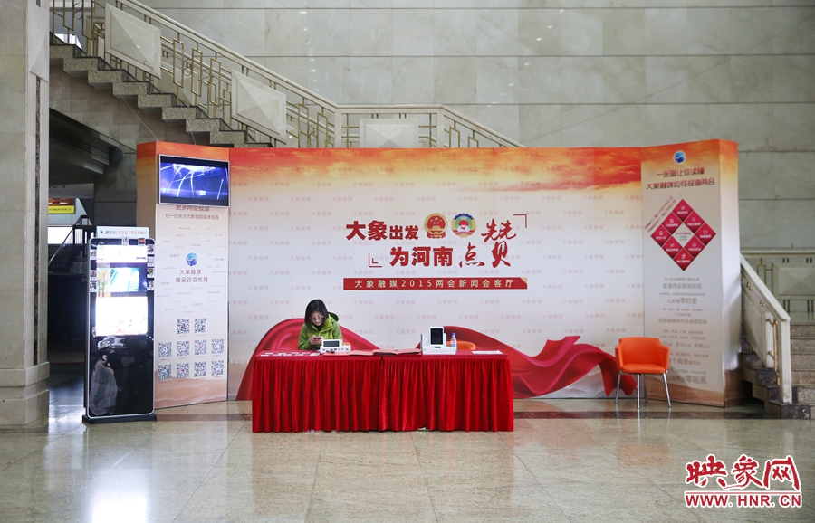 工作間隙還要更新映象網(wǎng)兩會微博。