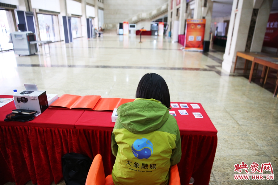 一個人的堅守在工作崗位。