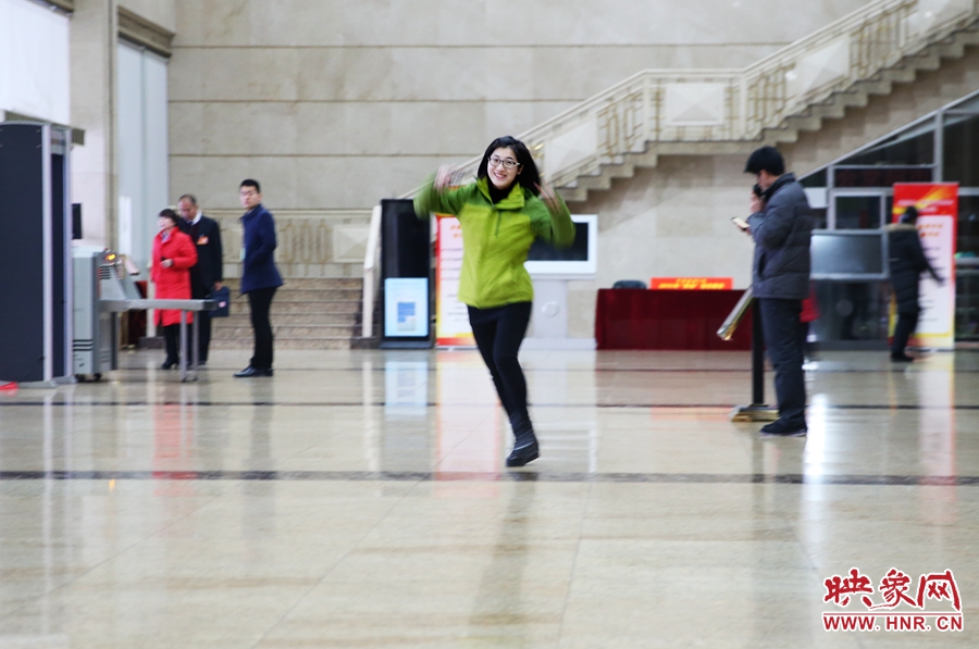 南樂天完成一個采訪后，興奮的跳了起來。