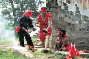 龍王廟前祭拜。