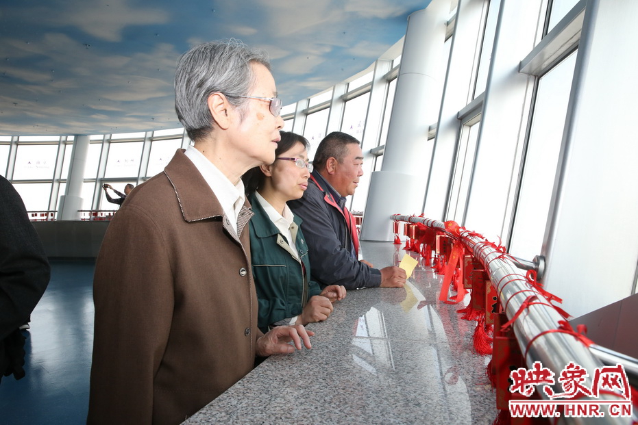 勞模排隊進(jìn)入福塔參觀