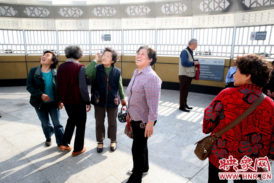 勞模排隊進(jìn)入福塔參觀