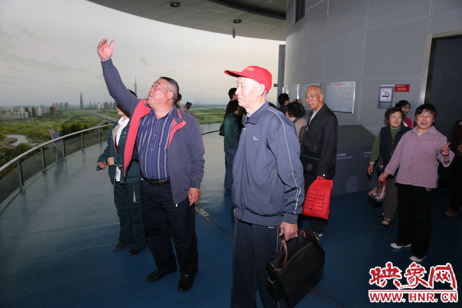 勞模排隊進(jìn)入福塔參觀