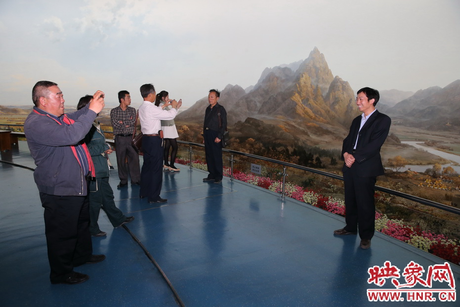 勞模排隊進(jìn)入福塔參觀