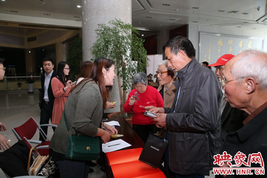 百名共和國勞模參加慰問活動(dòng)