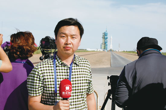 劉瑞鋒回憶，從“神舟十號”在視線中出現(xiàn)到消失的兩分鐘內(nèi)，他們的兩臺攝像機(jī)、一臺照相機(jī)就在不停地拍、拍