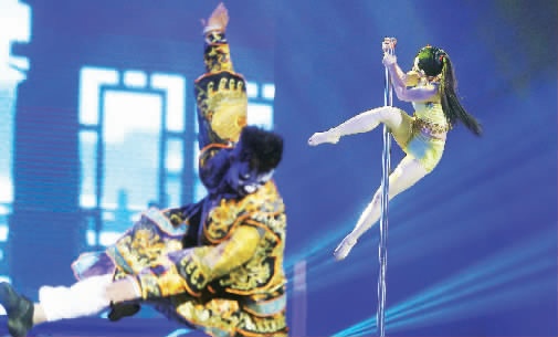 “鋼管舞娘”周文將鋼管舞和民族文化融合在一起，創(chuàng)意了一段《霸王別姬》的鋼管舞表演