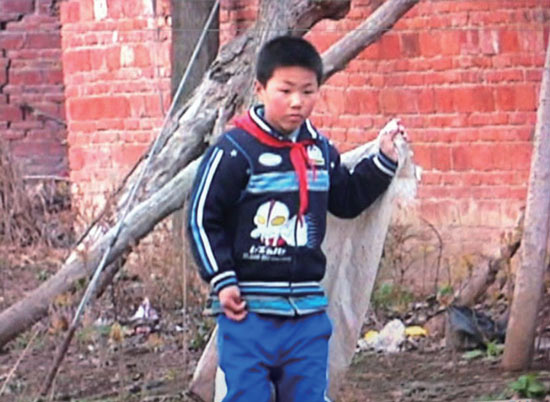 有時(shí)候，浩浩會(huì)拿著蛇皮袋撿些垃圾賣(mài)錢(qián)視 頻截圖