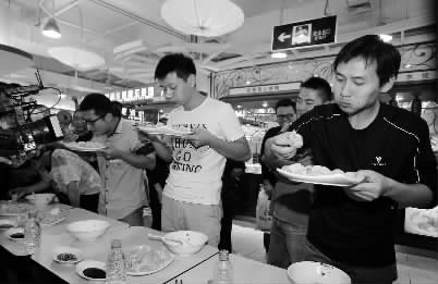 再整兩盤餃子，“騎士牛仔”（右一）真是好胃口