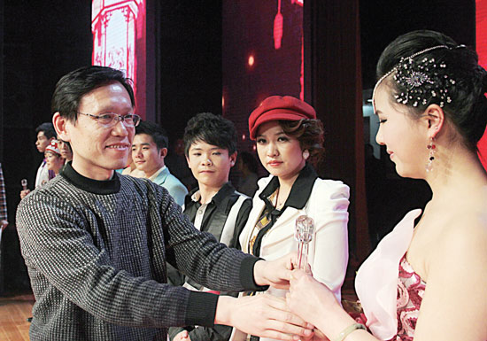 2013年2月1日，《對9當(dāng)歌》總決賽在鄭州開唱。圖為東方今報副社長胡楊為選手頒獎