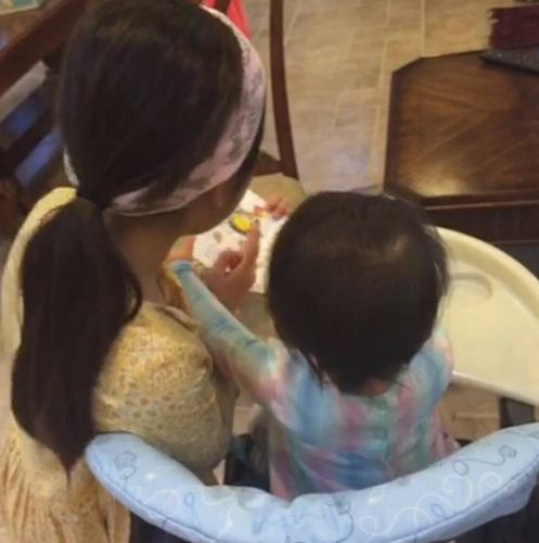 朵朵陪妹妹畫(huà)畫(huà)