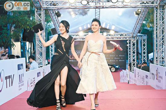 大Ｓ（右）和?。訝渴肿呒t地毯。