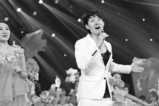 在青歌賽頒獎盛典上，王晰的超炫男低音再次引爆全場