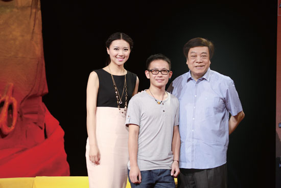 彭俊(中)亮相《中國感動》 彭?。ㄖ校┝料唷吨袊袆印? width=