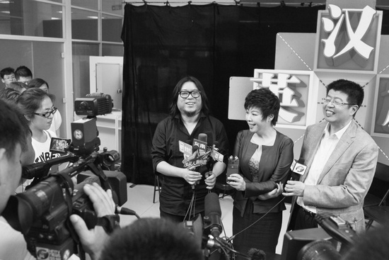 節(jié)目嘉賓高曉松、于丹、張頤武接受采訪