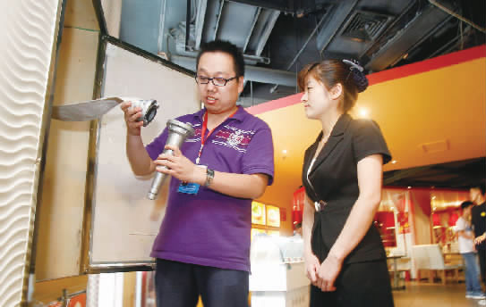 鄭州市經(jīng)八路街道辦事處建文社區(qū)網(wǎng)格負責人王楠（左）在轄區(qū)內的飯店檢查消防設施