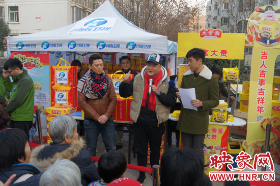 范軍、張竟達(dá)在社區(qū)與群眾親切互動