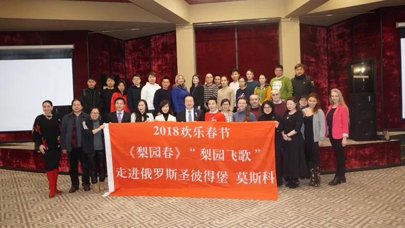 《梨園春》與俄羅斯文化學(xué)者開展座談會，共同交流中俄藝術(shù)文化的發(fā)展并互贈禮物