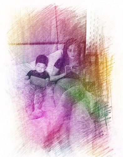 沙溢曬胡可與兒子逗趣照 2人表情動作神似