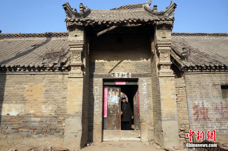 河南百年老宅被限期拆除 老人哭泣“有責無權(quán)” 河南百年老宅被限期拆除 老人哭泣“有責無權(quán)”