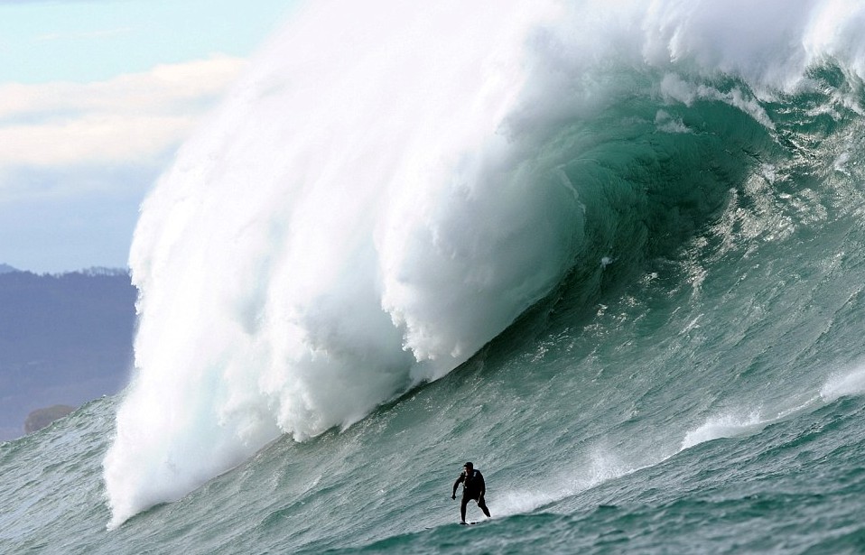 與20米高巨浪嬉戲!神勇弄潮兒沖浪場面超震撼 與20米高巨浪嬉戲!神勇弄潮兒沖浪場面超震撼