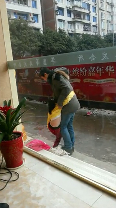 女童被父親扒光拖行 女童被父親扒光拖行