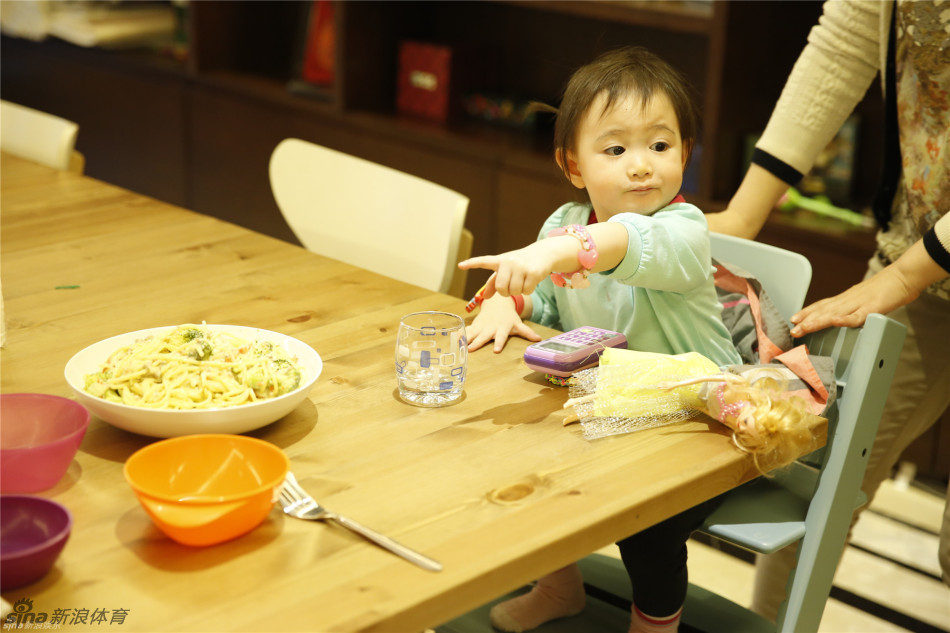 李小鵬女兒被封"萌神" 乖巧呆萌獲贊可愛(ài)