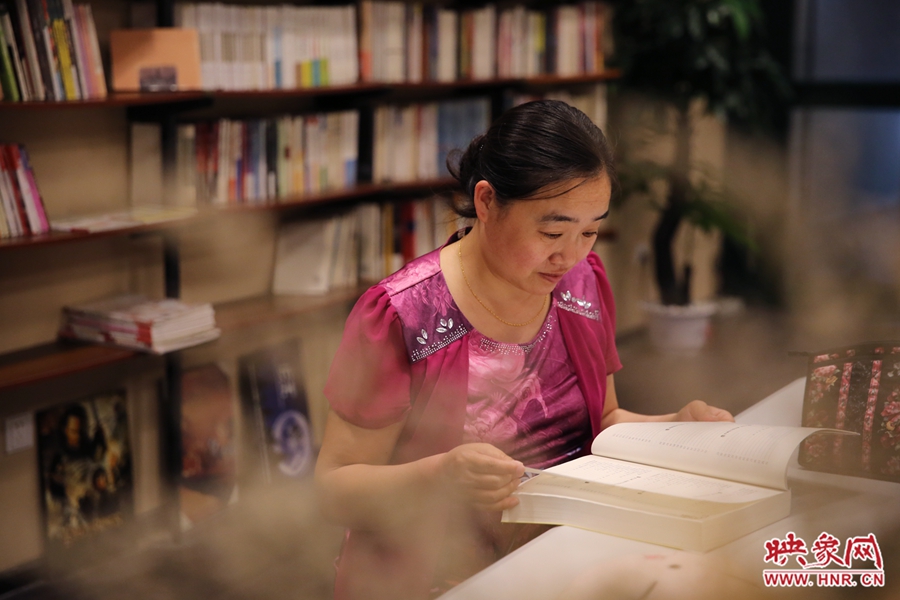 王艷、44歲，某醫(yī)院醫(yī)生：白天沒有時(shí)間，晚上帶小孩來(lái)這里培養(yǎng)她們的讀書習(xí)慣。