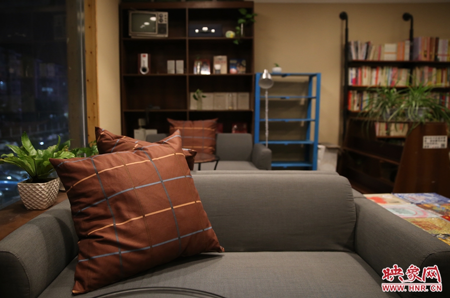 書店內(nèi)的布置非常溫馨，有種家里書屋的感覺。