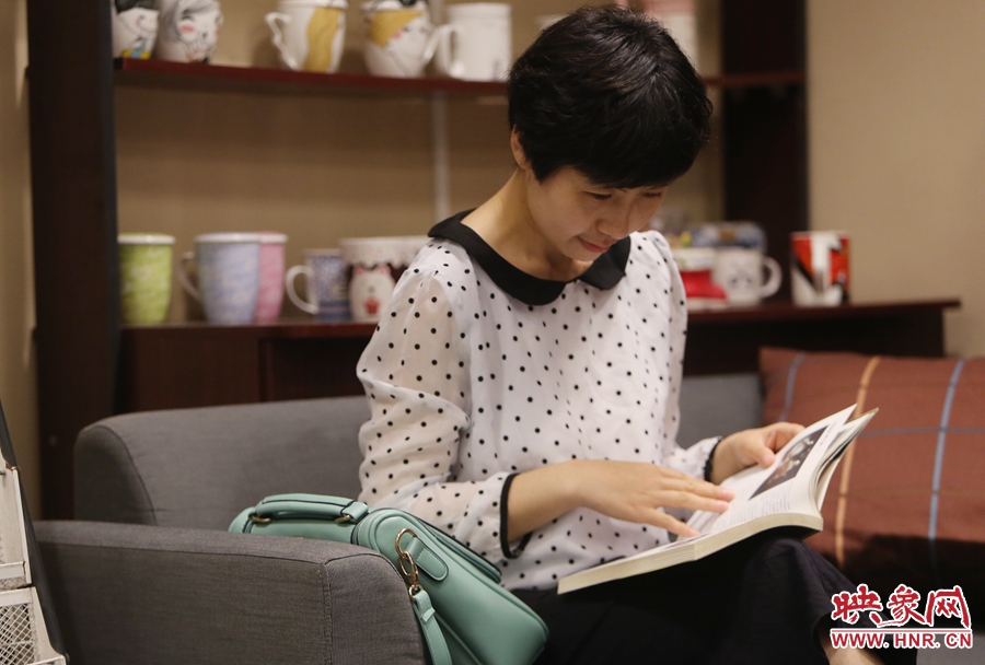 毛韶華，年齡保密，文字工作者：紙質(zhì)書是營(yíng)養(yǎng)餐，電子書是快餐。