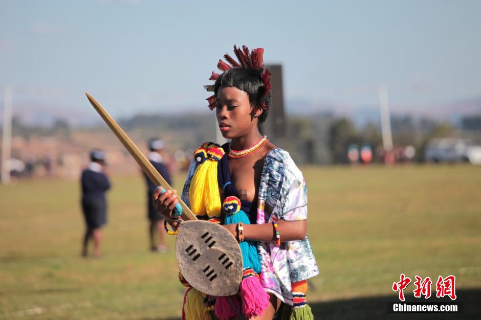 斯威士蘭蘆葦節(jié)開選秀女 十萬“甄嬛”苦盼國王垂青 斯威士蘭蘆葦節(jié)開選秀女 十萬“甄嬛”苦盼國王垂青
