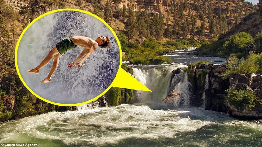 冒險(xiǎn)家瀑布上空挑戰(zhàn)鋼絲上睡覺(jué)