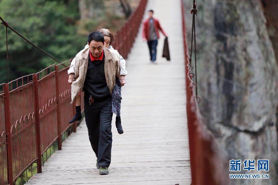 百態(tài):“硬漢”背母打工