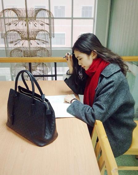 國戲?；ú排畬W霸 街拍秀修長美腿