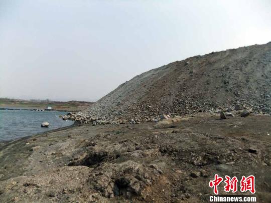 填湖造地，在鴨河水庫非法建設有越演越烈之勢。吳揚　攝