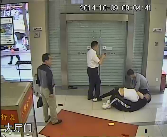 失主存折被竊銀行掛失遇竊賊取錢 當(dāng)場將其抓住