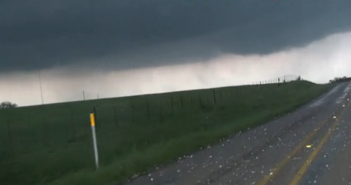 美國德克薩斯州中北部遭到巨大龍卷風(fēng)的襲擊。 美國德克薩斯州中北部遭到巨大龍卷風(fēng)的襲擊。