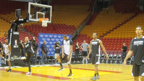 馬刺備戰(zhàn)對(duì)陣熱火的第一場(chǎng)總決賽比賽之前，麥蒂亮相訓(xùn)練場(chǎng)，受到媒體狂熱追捧，在馬刺球員中風(fēng)頭最勁，他也