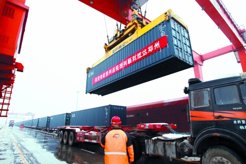 8日,帶回41集裝箱汽車原配件、動車高鐵鋼板、高檔飲料