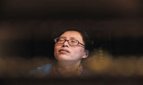 人們將醫(yī)療制度的憤懣情緒，寄托在這個(gè)走廊醫(yī)生身上，共同沉浸在受迫害的幻覺之中