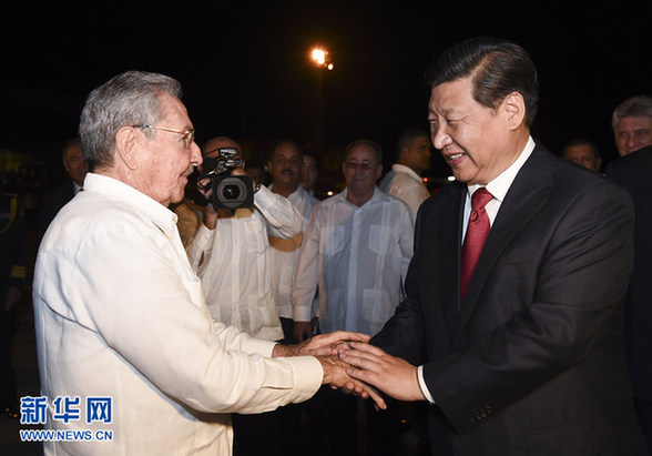 這是古巴國(guó)務(wù)委員會(huì)主席兼部長(zhǎng)會(huì)議主席勞爾·卡斯特羅到機(jī)場(chǎng)為習(xí)近平送行。