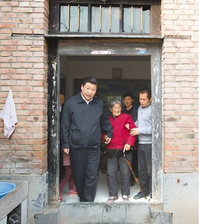 3月17日，習近平在東壩頭鄉(xiāng)張莊村看望85歲老人張景枝。